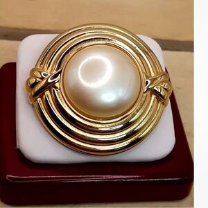 Vintage Monet Pearlescent Cabochon Gold Tone Brooch 1.5"